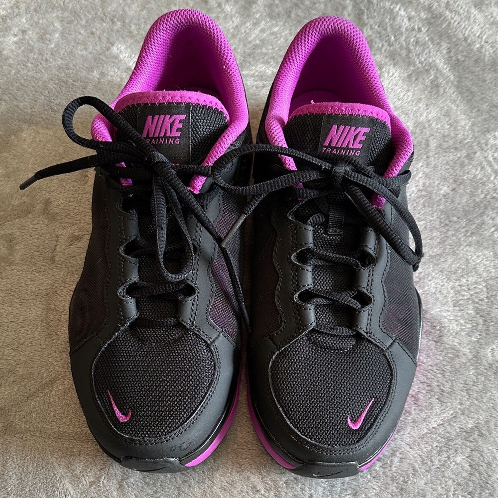 Nike Women's Black and Pink Athletic Shoes